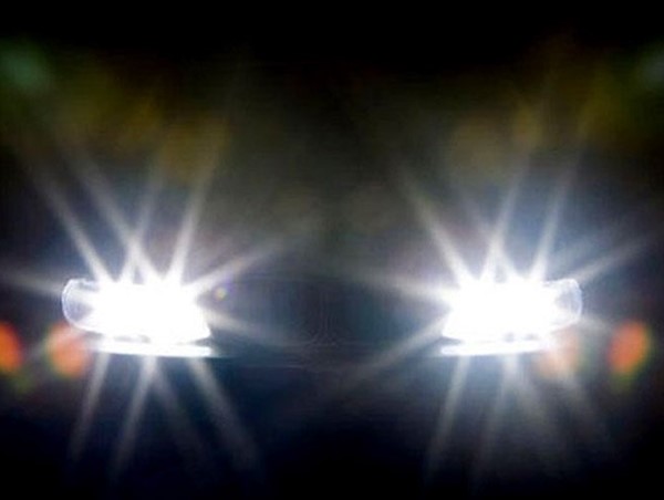 Bật đèn pha trong nội thành bị xử lý thế nào?