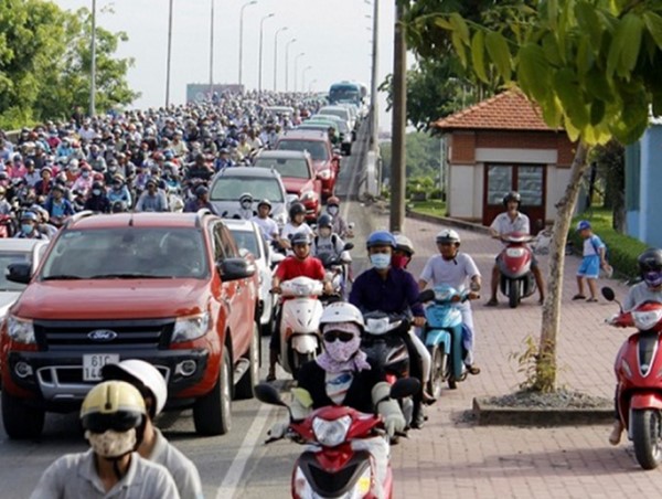 Xe máy “trèo” lên vỉa hè có bị xử phạt không?