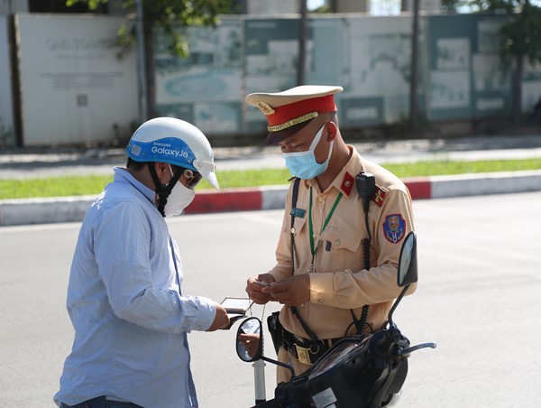 Đang bị tạm giữ giấy phép lái xe có được điều khiển phương tiện không?