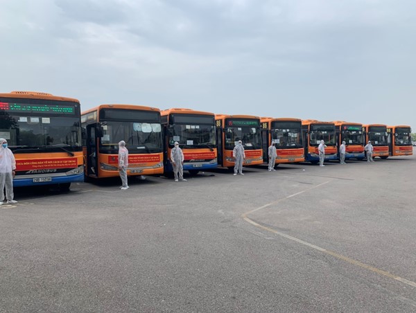 Xe buýt đưa hơn 300 người từ sân bay Nội Bài về khu cách ly tập trung