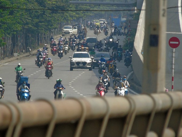 Ngày đầu giãn cách: Nhiều tuyến đường Hà Nội vẫn đông đúc