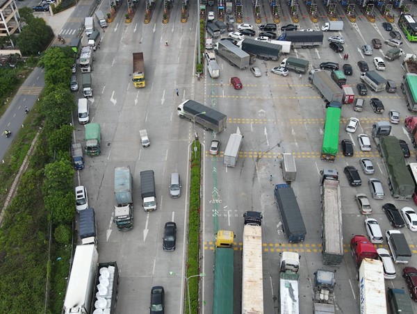 Nhiều tài xế “mắc kẹt” ngoài cửa ngõ trong ngày đầu giãn cách