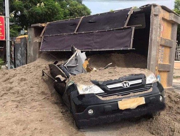 Đan Phượng: Xe tải chở cát đè bẹp ô tô con