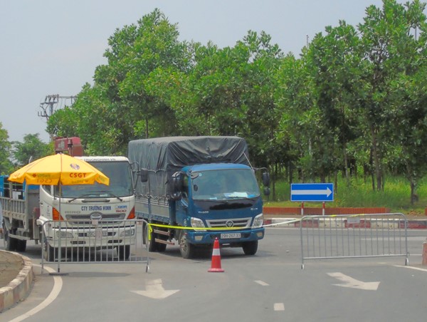 Chỉ kiểm tra phương tiện vận chuyển hàng hóa thiết yếu tại các điểm giao, nhận