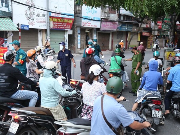 Giãn cách xã hội: Doanh nghiệp, cơ quan cấp giấy đi đường vô tội vạ