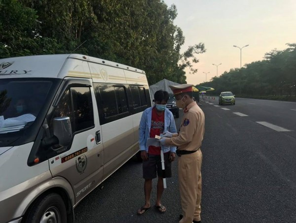 Xử lý tài xế chở quá số người quy định trong thời gian chống dịch Covid-19