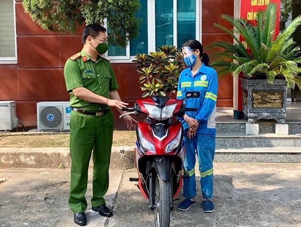 Nữ lao công bị cướp trong đêm được tặng xe máy mới