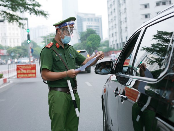 Toàn cảnh ngày đầu Hà Nội siết chặt việc sử dụng giấy đi đường