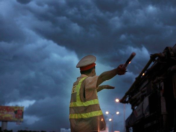 “Lá chắn” Thủ đô gồng mình trong dông lốc