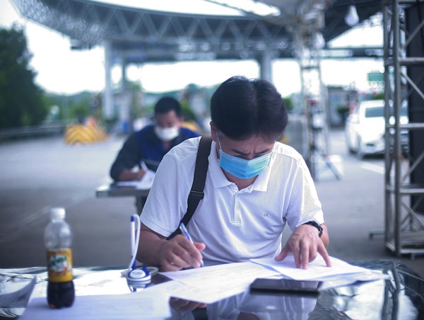 Quét mã QR thay thế khai báo y tế tại chỗ ở 23 chốt kiểm dịch