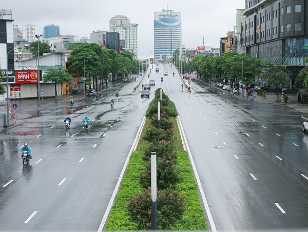 Xén dải phân cách: Phương án trước mắt để giảm áp lực giao thông đô thị