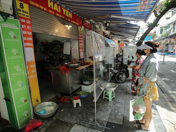 Người dân mua đồ qua vách ngăn ở chợ “nhà giàu” Hà Nội