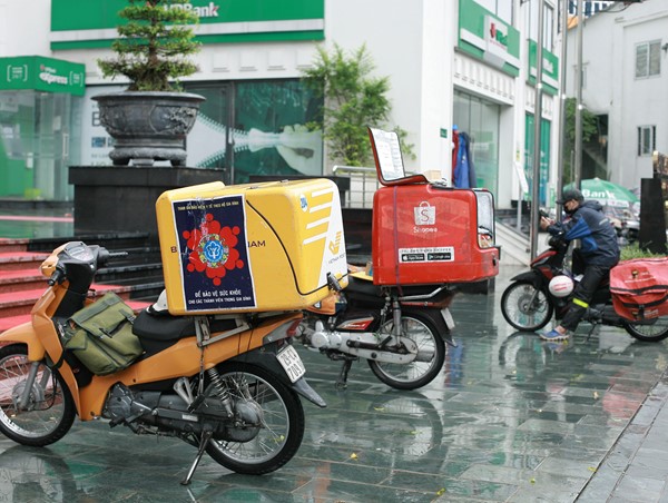 Hà Nội mở cửa trở lại, liệu có thiếu shipper?