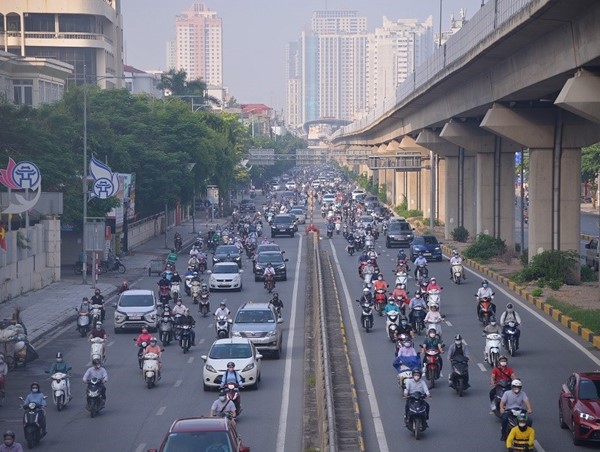 Giao thông Hà Nội nhộn nhịp trong ngày trở lại guồng quay