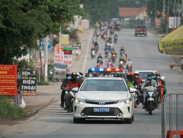 Cảnh sát giao thông Hà Nội hỗ trợ hàng trăm người từ vùng dịch phía Nam vững tâm qua Thủ đô