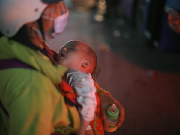 Những đứa trẻ còn “cắp nách” trong dòng người di cư lịch sử