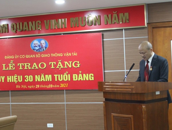 Phó Giám đốc Sở GTVT Hà Nội Ngô Mạnh Tuấn được trao huy hiệu 30 năm tuổi Đảng