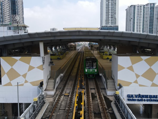 Lo xăng tăng, nhiều người ưu tiên đi tàu trên cao trong thời gian miễn phí