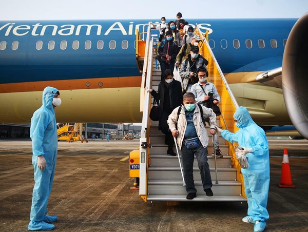 Hành khách xuống sân bay cần hạn chế tiếp xúc với những người xung quanh