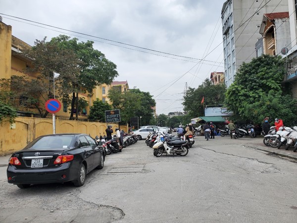 Chấn chỉnh bãi trông giữ xe trái phép “chặt chém” người dân đi tàu Cát Linh – Hà Đông