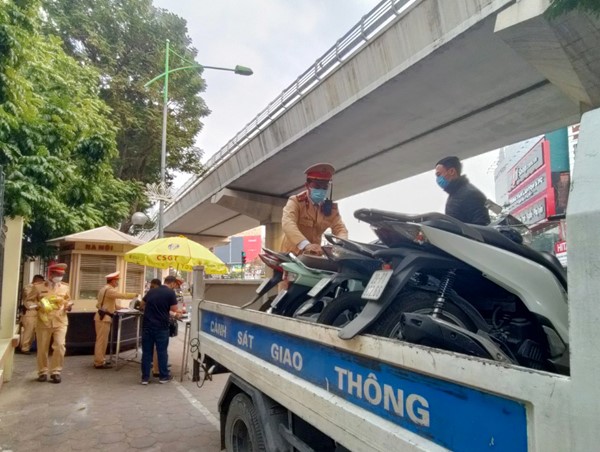 Công an Hà Nội ra quân xử lý vi phạm, thực hiện tiêu điểm lỗi nồng độ cồn