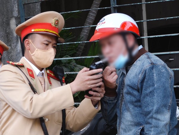 CSGT ngăn chặn “ma men” lái xe, gìn giữ an toàn giao thông Thủ đô dịp cận Tết