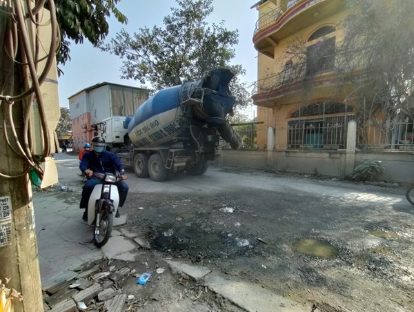 Bất an khi di chuyển trên tuyến đường trùng trùng hố “bẫy” 