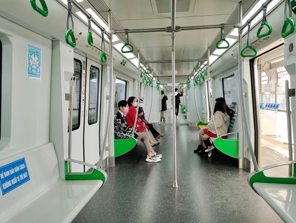 Người dân Hà Nội đi du xuân bằng tàu điện Cát Linh - Hà Đông sáng mùng 1