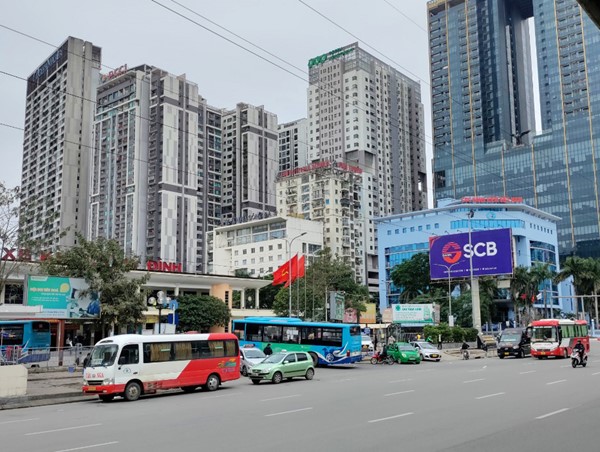 Đầu năm mới, tràn lan xe khách vi phạm dừng, đỗ quanh các khu vực bến xe