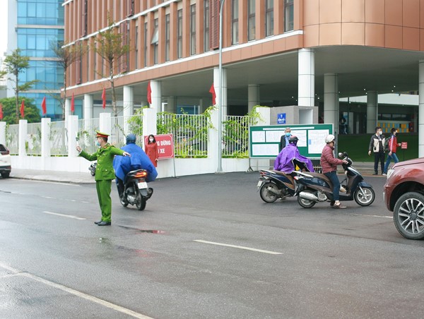 Giao thông thông thoáng tại các cổng trường trong ngày học sinh trở lại lớp