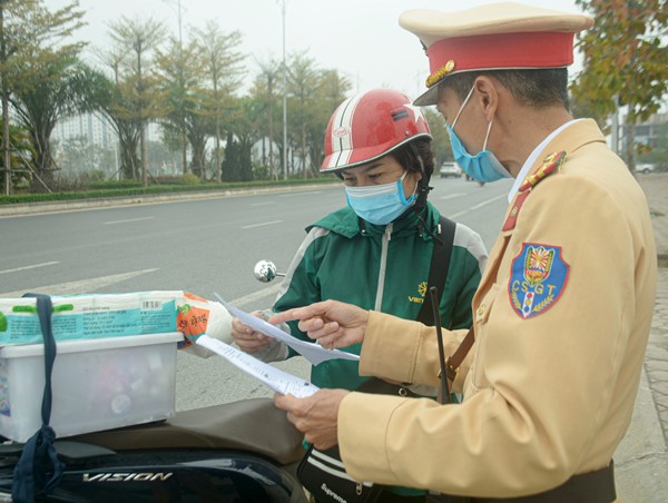 CSGT in hướng dẫn nộp phạt trực tuyến phát cho người dân