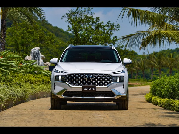 Doanh số Hyundai Santafe Fe sụt giảm sau nghi vấn “găm” hàng