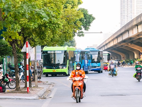 Đề xuất thí điểm tuyến buýt điện E06 Giáp Bát - KĐT Smart City từ 1/4