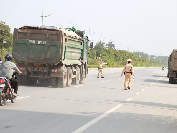 Điều khiển xe tải gây ô nhiễm, tài xế bị xử lý vi phạm 