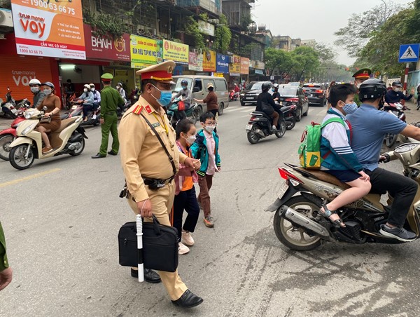 CSGT đảm bảo giao thông trong ngày học sinh tiểu học trở lại trường