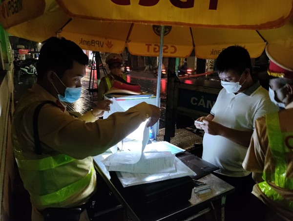 Người đàn ông bị phát hiện vi phạm nồng độ vì chở bạn không đội mũ bảo hiểm