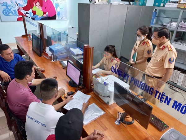 Người dân chỉ mất 15 phút để đăng ký xe máy tại công an xã