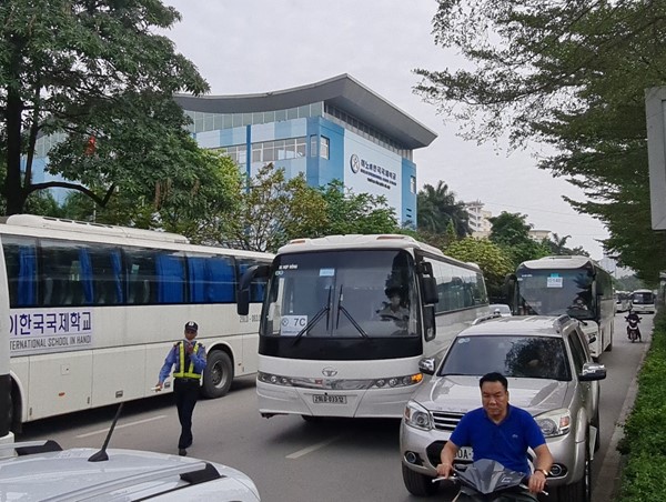 Xe đưa đón học sinh gây náo loạn giao thông trên đường Trần Vỹ