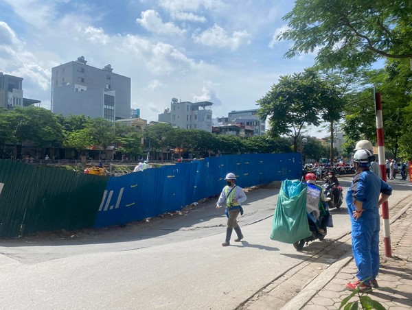 Sụt lún mặt đường Vũ Tông Phan do liên quan đến thi công cống thu gom nước thải