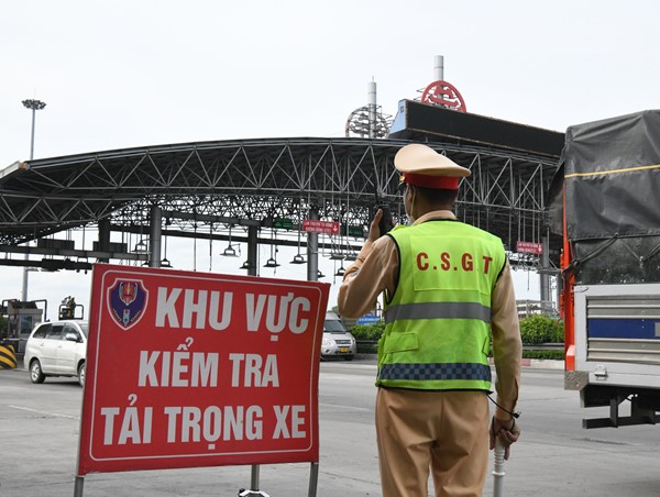 CSGT xử lý hàng trăm xe quá tải trong ngày đầu ra quân kiểm tra, xử lý vi phạm 