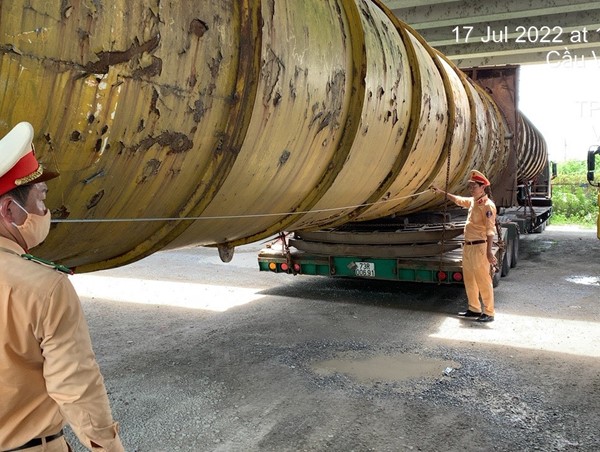 Dùng giấy tờ giả nhưng không qua mặt được CSGT