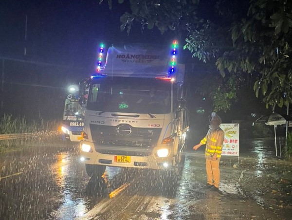 CSGT trắng đêm điều tiết giao thông tại tuyến đường chia cắt do sạt lở