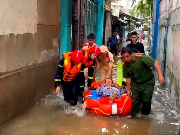 Kịp thời giúp người dân thoát cơn hiểm nghèo trong tâm bão