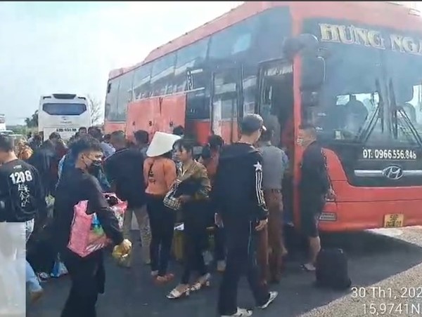 Tài xế sử dụng xe dán tem kiểm định giả “nhồi nhét” quá số người quy định