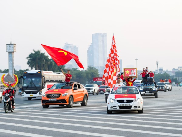 Cổ động viên Việt Nam với sắc đỏ “hâm nóng” sân vận động Mỹ Đình