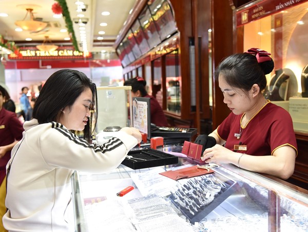 Nhiều người xếp hàng từ 3h sáng để mua Vàng ngày vía thần tài