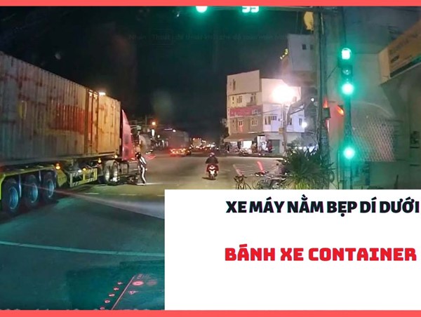Kinh hoàng xe máy sang đường ẩu bị container nghiền nát xe