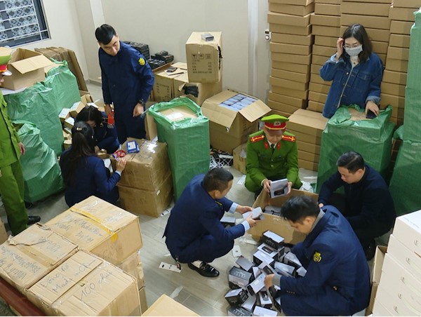 CLIP: Cận cảnh cơ quan chức năng Hà Nội phá kho hàng giả loa Marshall