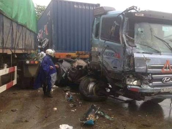 Hòa Bình: Tai nạn xe liên hoàn, 6 người thương vong