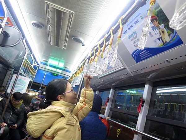 Dán logo Cuộc thi "Vì An toàn Giao thông Thủ đô" buýt nhanh BRT